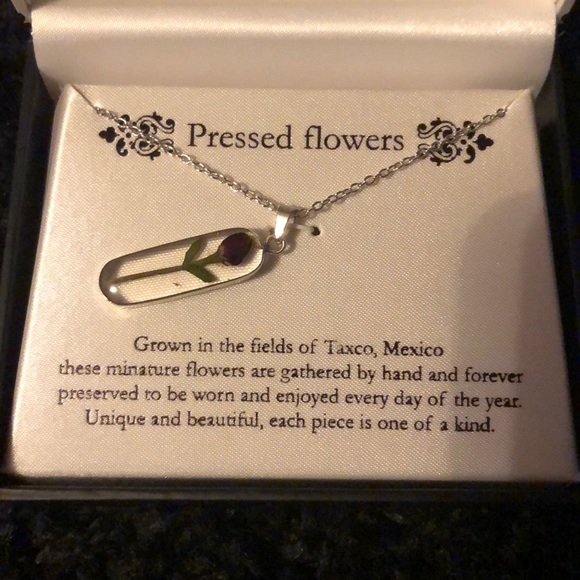 Pressed rose flower necklace 🌹 - Picture 2 of 3